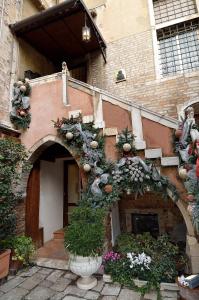 威尼斯帕拉佐欧多尼酒店的植物和花卉建筑的入口