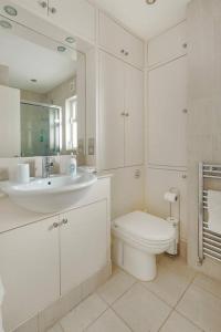 伦敦富勒姆住宿加早餐旅馆的白色的浴室设有水槽和卫生间。