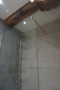 毕尔巴鄂Loft 7calles, Casco Viejo. Bio的浴室里设有玻璃门淋浴