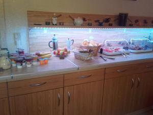 巴特多布兰珍妮特旅馆的厨房柜台上放有水果和蔬菜