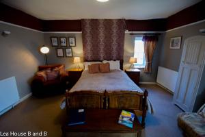 瓦伊河畔罗斯利亚住宿加早餐旅馆的一间卧室配有一张床和一个沙发