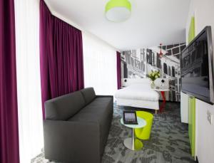 斯特拉斯堡斯特拉斯堡小法国宜必思尚品酒店的客厅配有沙发和1张床