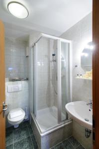 包岑祖姆瀚杜旅馆的带淋浴、卫生间和盥洗盆的浴室