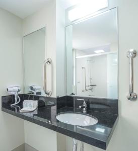 弗洛里亚诺波利斯卡斯特尔玛酒店的一间带水槽和大镜子的浴室