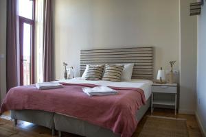 波尔图Sweet Swell的白色的卧室设有一张大床和一个窗户