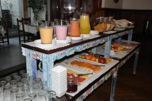 阿雷基帕埃莉莎别墅精品酒店的餐桌上的自助饮料和食物