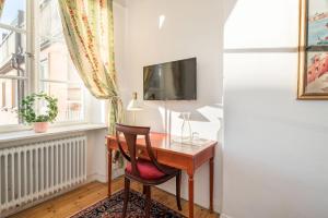 斯德哥尔摩瓦萨公园酒店的一个带书桌和电视的家庭办公室