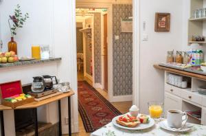 斯德哥尔摩瓦萨公园酒店的厨房配有餐桌和食物