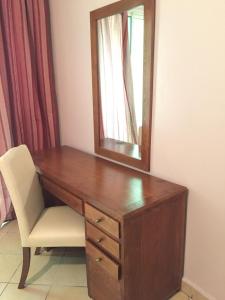 卡萨布兰卡博斯坦酒店的一张带镜子和椅子的木桌