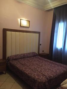卡萨布兰卡博斯坦酒店的一间卧室设有一张床和一个窗口