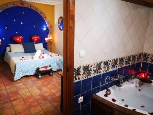HinojaresApartamentos La Suerte的一间卧室配有一张床和浴缸