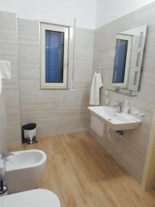 都拉斯Hotel 3 Vellezerit的白色的浴室设有水槽和卫生间。