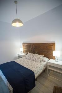 马拉加大教堂公寓的一间卧室配有一张床和两张带台灯的桌子。