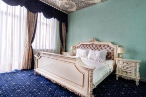 康斯坦察JMR Royal的卧室配有白色的床和绿色的墙壁
