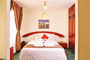 利马Apart Hotel Caminos del Inca的酒店客房,配有带两条毛巾的床