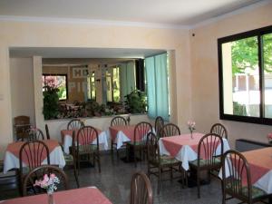 卡斯特罗卡罗泰尔梅皮耶里娜酒店的一间带桌椅和镜子的用餐室