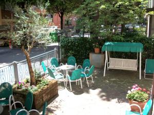 卡斯特罗卡罗泰尔梅皮耶里娜酒店的一个带椅子和桌子的庭院和一棵树