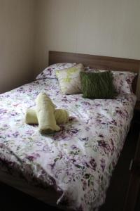 佩恩顿3 Bed Static Caravan @ Hoburne Devon Bay的一张床上放着一束鲜花