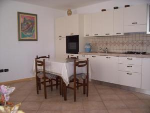 圣博沃卡萨伊莱德度假屋的厨房配有桌子和一些白色橱柜