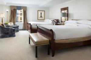 纽约米开朗基罗酒店的酒店客房,配有两张床和椅子