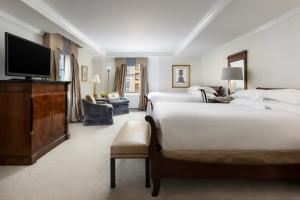纽约米开朗基罗酒店的酒店客房设有两张床和一台平面电视。