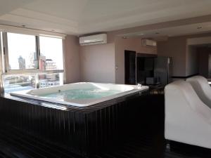 波萨达斯Apart Belgrano的在酒店客房内的大浴缸