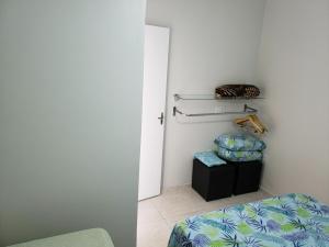 卡波布里奥卡布弗里乌度假屋的一间设有一张床和一扇门的房间