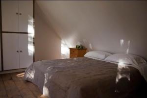 梅戈格Le Cocon Orford Domaine Cheribourg的卧室配有带白色枕头的大床