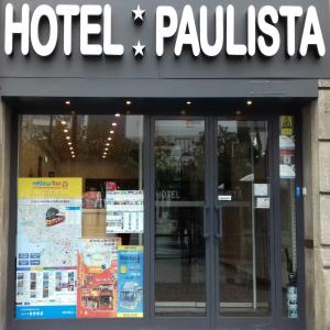 波尔图保利斯塔酒店的大楼前的帕基斯坦标志