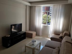 圣保罗Av. Paulista Trianon MASP的带沙发和平面电视的客厅