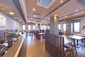 Hotel Route-inn Yamaguchi Yuda Onsen餐厅或其他用餐的地方