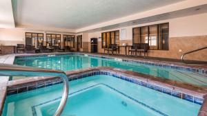 盐湖城最佳西方机场套房旅馆的酒店内有一个蓝色的游泳池