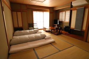 富士河口湖若水荘日式旅馆的客厅配有枕头,位于地板上