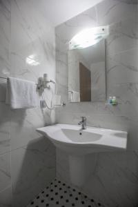代尼兹利皮斯肯酒店的白色的浴室设有水槽和镜子