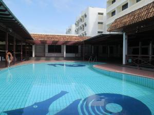 Kuala BelaitSea View Resort Hotel & Apartments的游泳池上画着鲨鱼