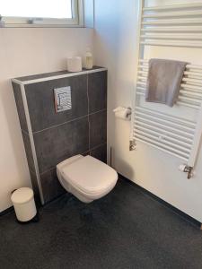 雷克霍特Blue View Cabin 7A With private hot tub的一间带白色卫生间的浴室和窗户。