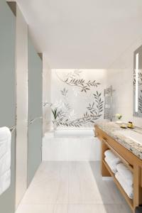 上海上海静安香格里拉的白色的浴室设有浴缸和水槽。