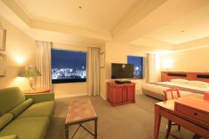 东京东京东方21世纪酒店的酒店客房,配有床和电视