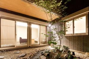 京都京都托莫亚酒店的一座带滑动玻璃门和庭院的房子