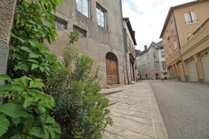 圣莱奥纳尔德诺布拉La Rapiette de Noblat的一条空洞的小巷,有一座木门建筑
