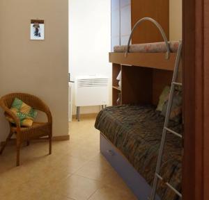 加利波利Appartamenti bella vista的一间卧室配有双层床和椅子
