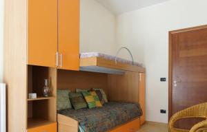 加利波利Appartamenti bella vista的一间卧室配有双层床