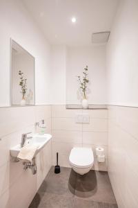 尼德泰Apart Auszeit的白色的浴室设有卫生间和水槽。