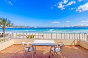 穆罗海滩Beachfront Villa Socias Playa的一个带桌椅的海景阳台