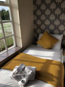 Minworth明维斯酒店的一间卧室设有两张床和窗户。