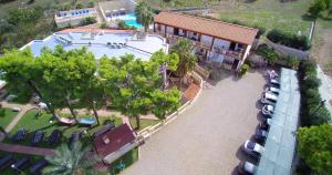 佩斯基奇Residence Olimpia的享有带游泳池和停泊车辆的房屋的空中景致