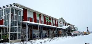 TuulosHotel Tuulonen的前面的地面上积雪的建筑
