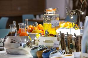 巴黎巴黎十五区凡尔赛门美居酒店的一张桌子,上面放着一束橙汁