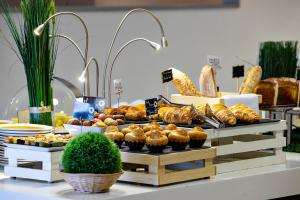 巴黎巴黎十五区凡尔赛门美居酒店的自助面包、糕点和其他食品