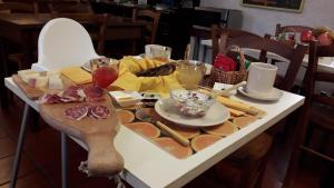 罗韦雷托卡萨德诺斯酒店的一张桌子,上面放着奶酪和其他食物